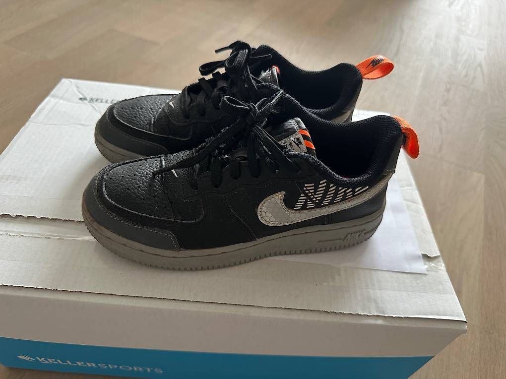 Nike Scarpe per ragazzi: Nike airforce Gr 33.5 – Usato da Gümligen venduto da xifenglie