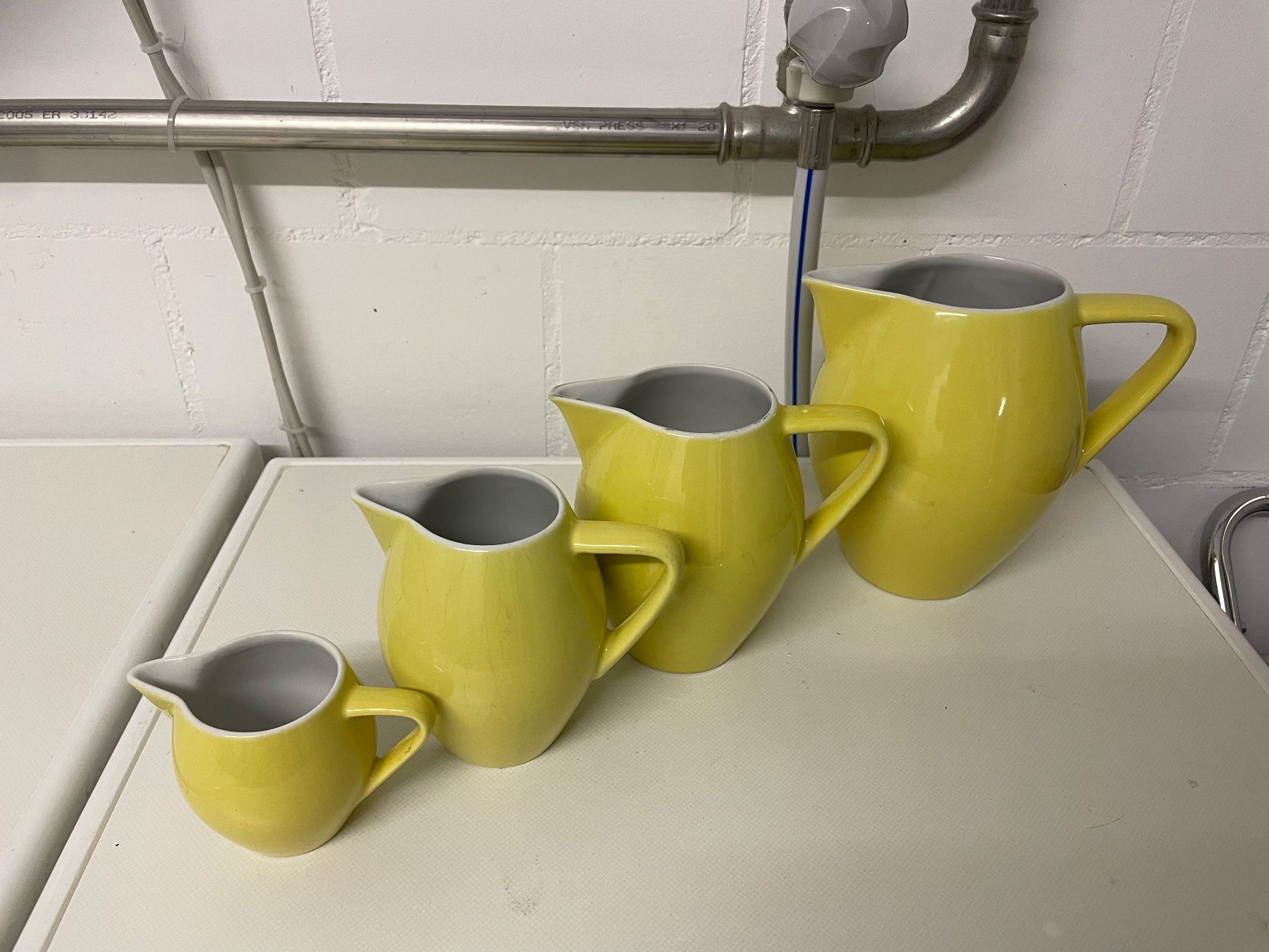 Rössler Caraffe: 4 pots à lait Rössler jaune – Usato da Les Genevez JU venduto da fabliane 3
