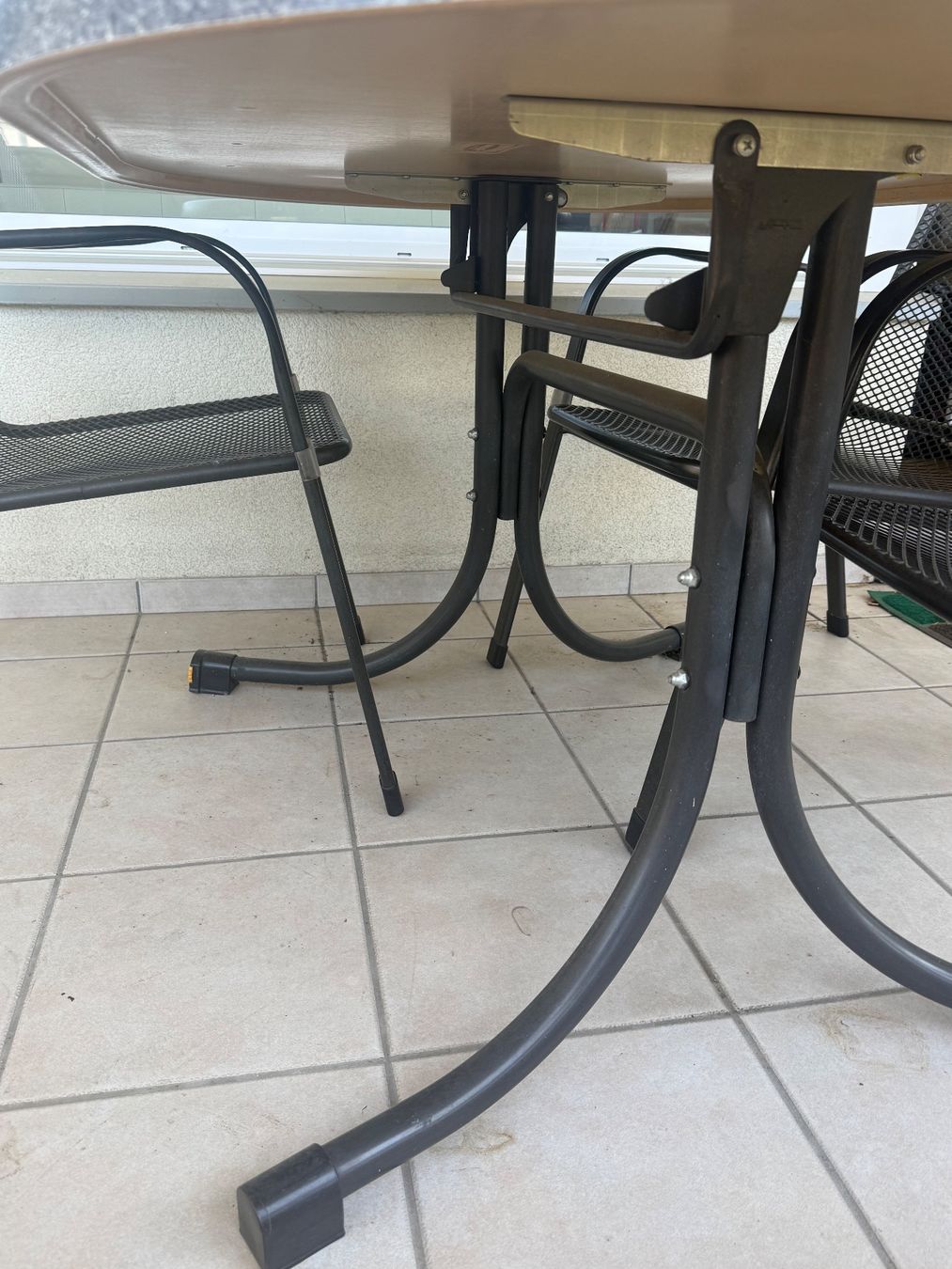 Set di tavolo e panche: Gartenset Tisch mit vier Stühlen – Usato da Klingnau venduto da Umweltklinik 7