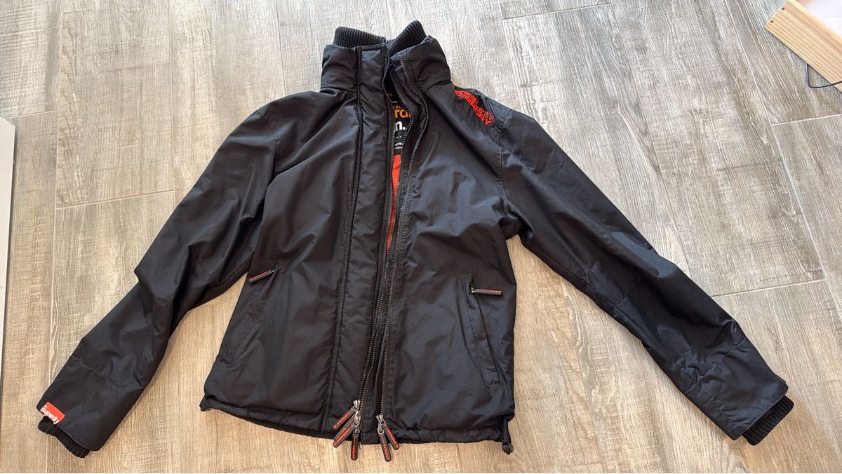 Superdry Jacken: Superdry Übergangsjacke schwarz Grösse M Jacke – Gebraucht aus Oltingen von Funnyface