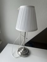 Nachttischlampe silbern/weiss mit Ziehschnur
