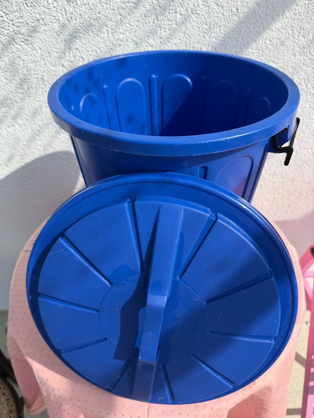 Cestini per rifiuti: Blauer grosser Abfallbehälter mit Deckel, Sommerputz, pra... – Usato da Brunnenthal venduto da Eco07 1