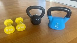 Handeln: 2×2 kg Kurzhanteln + 2×8 kg Kettlebells
