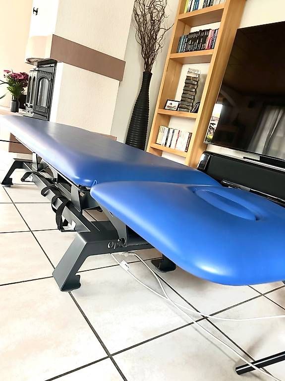 Lettini & sedie per cosmetici: Professionelle Massageliege OpenMedic, elektr. höhenverst. – Usato da Reinach AG venduto da mon_5vwg 3