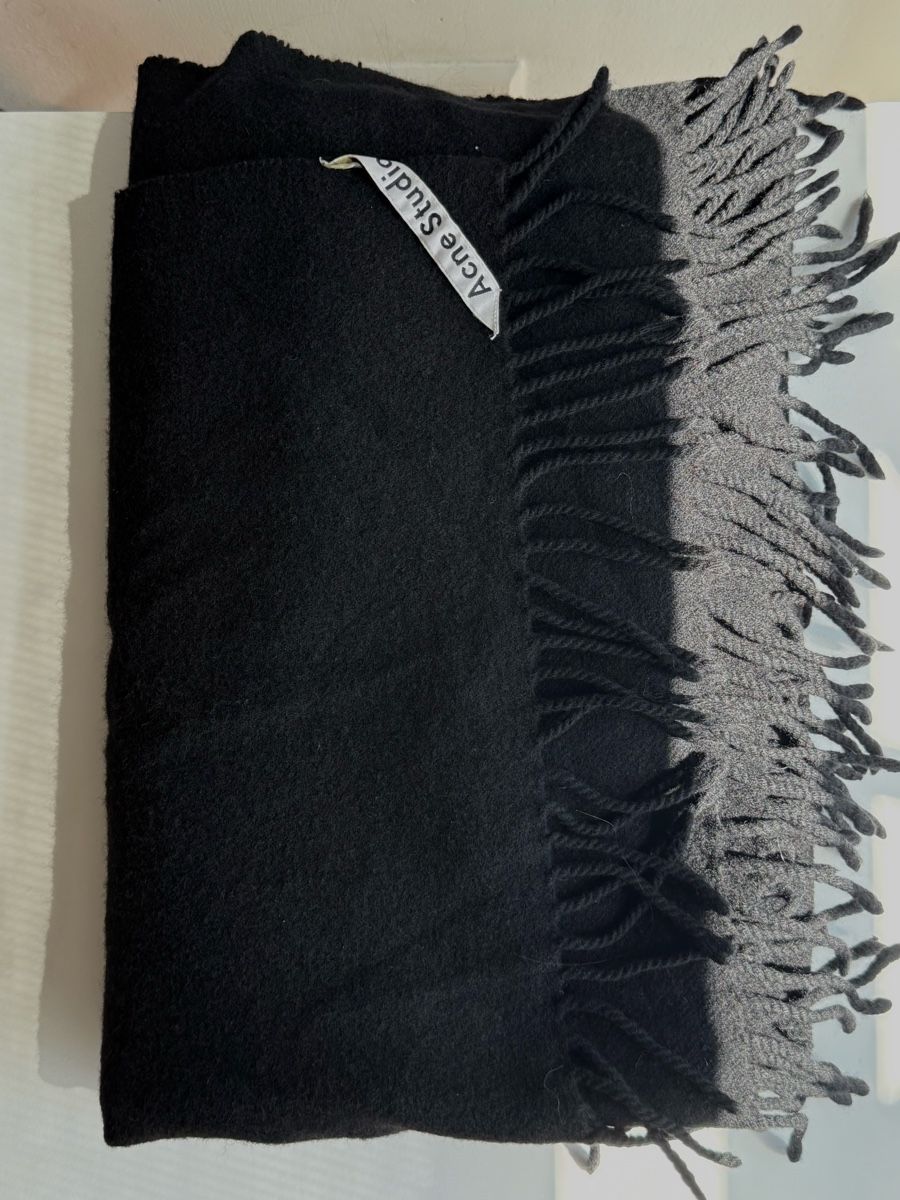 Acne Studios Foulards & écharpes: Acne Studios Oversized Wool Scarf / Shawl - Schwarz – D'occasion à Zürich par ang_thj9 5