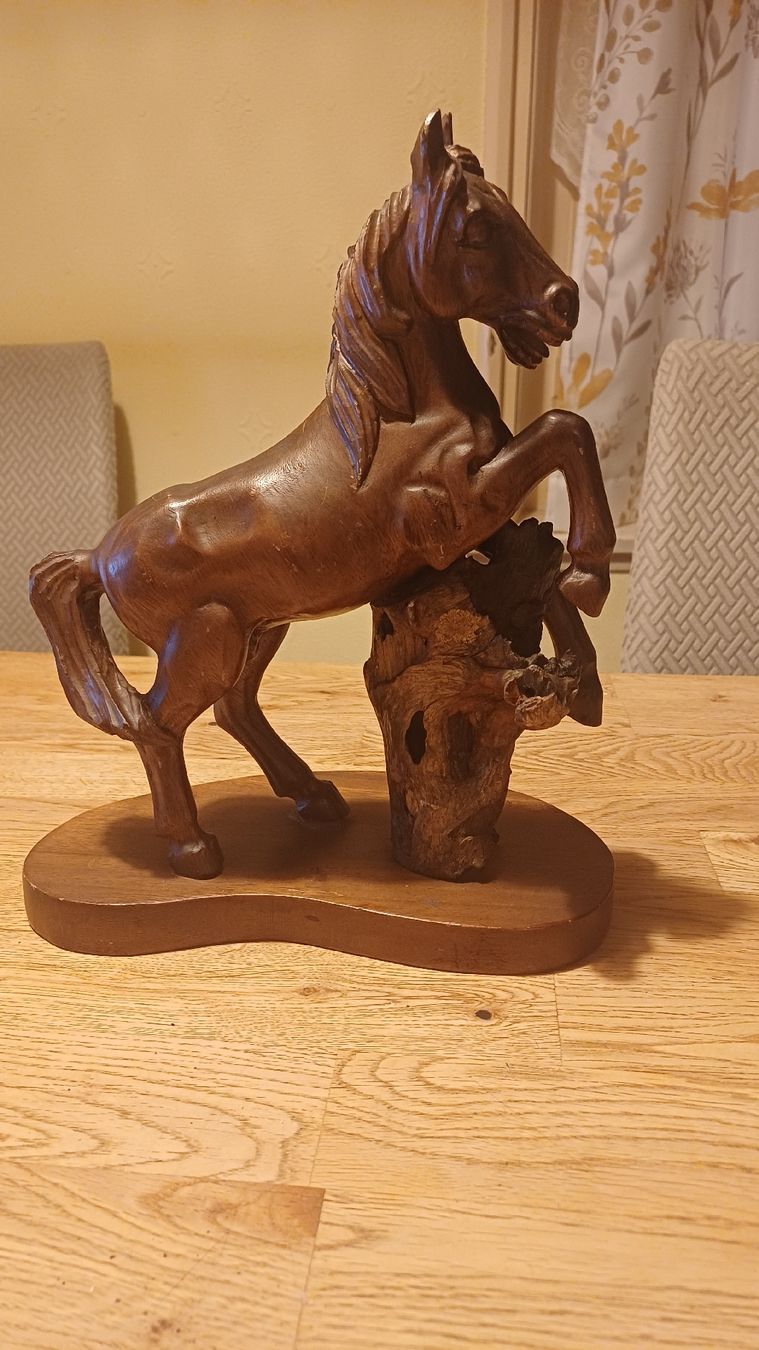Figuren: Vintage geschnitztes  Holzpferd – Gebraucht aus Flawil von Pinkmalibu 1