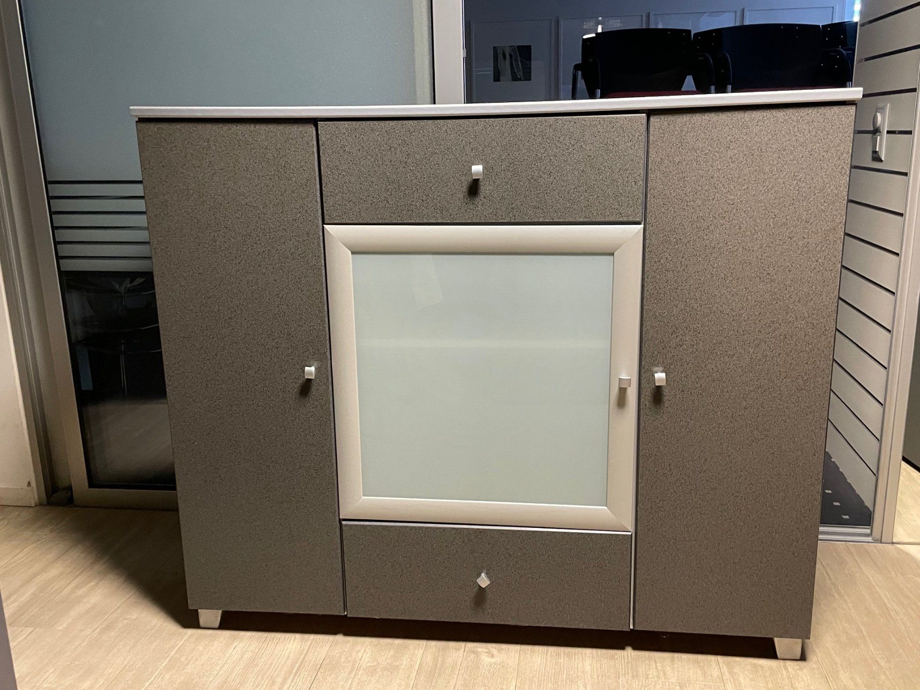 Credenze: Sideboard in Grau - Gut erhalten! Hellgrau/Holz – Usato da Frenkendorf venduto da pivot02