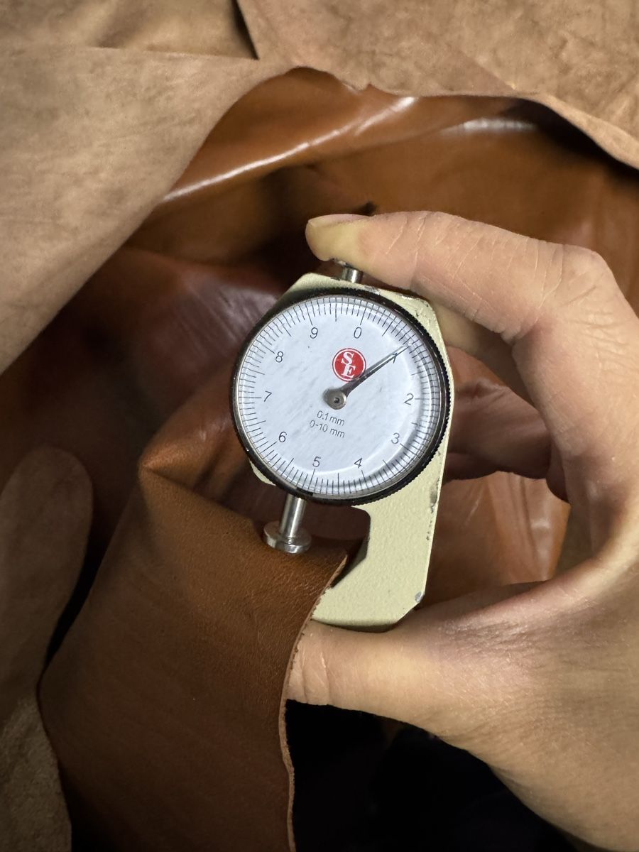 Tessuti: klassisches braunes Vollrindleder, 1.0mm – Nuovo e nell'imballaggio originale da Veyras venduto da ValClasse 5