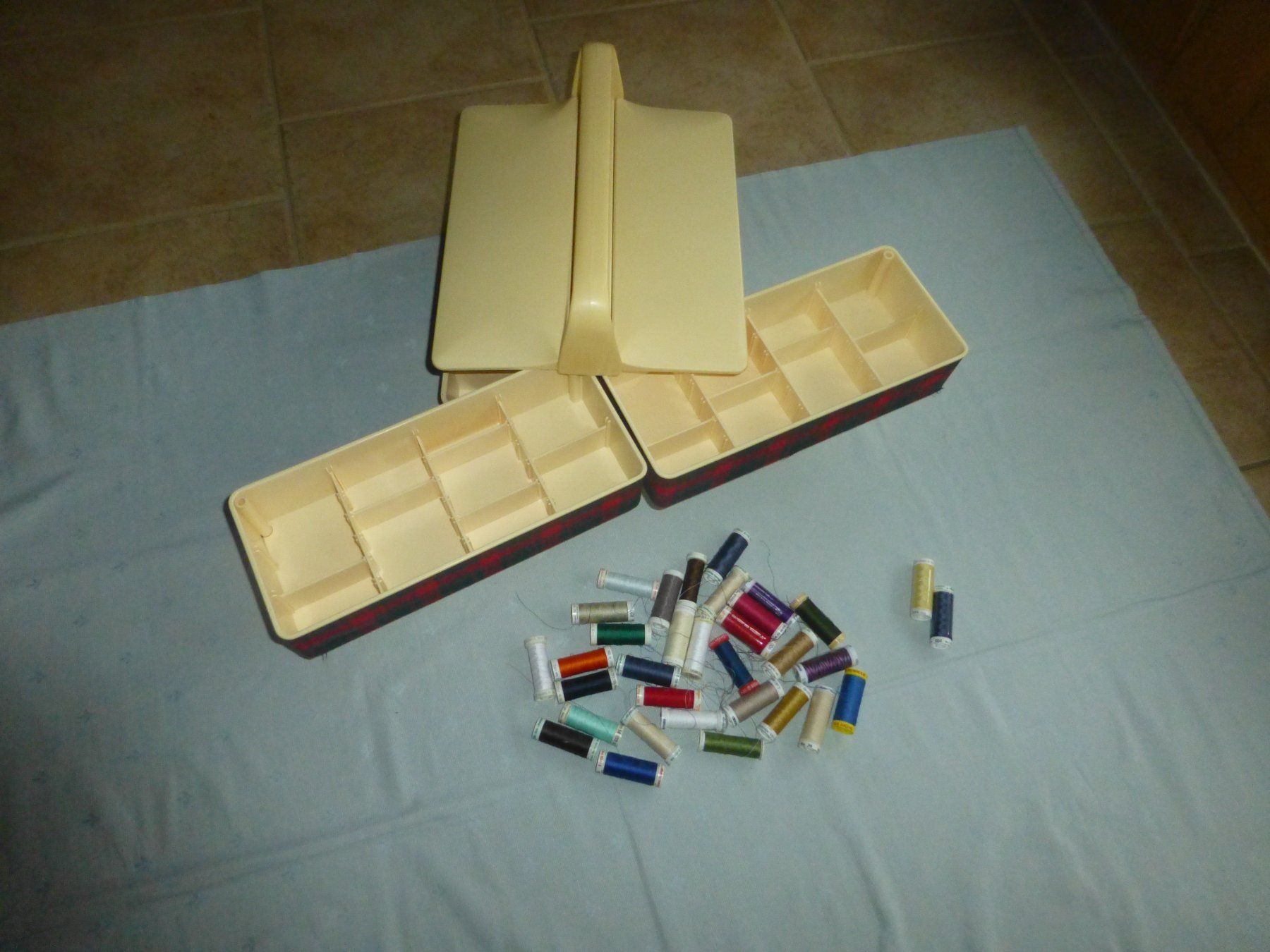 Altro in Bricolage: Nähkasten mit Inhalt – Usato da Würenlingen venduto da drago56 7