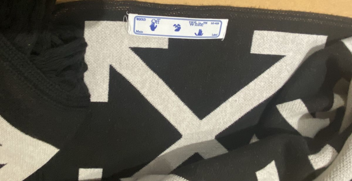 Off-White Foulards, Tücher & Schals: Off-White Schal🧣 – Gebraucht aus Zollikerberg von Jvac2 3