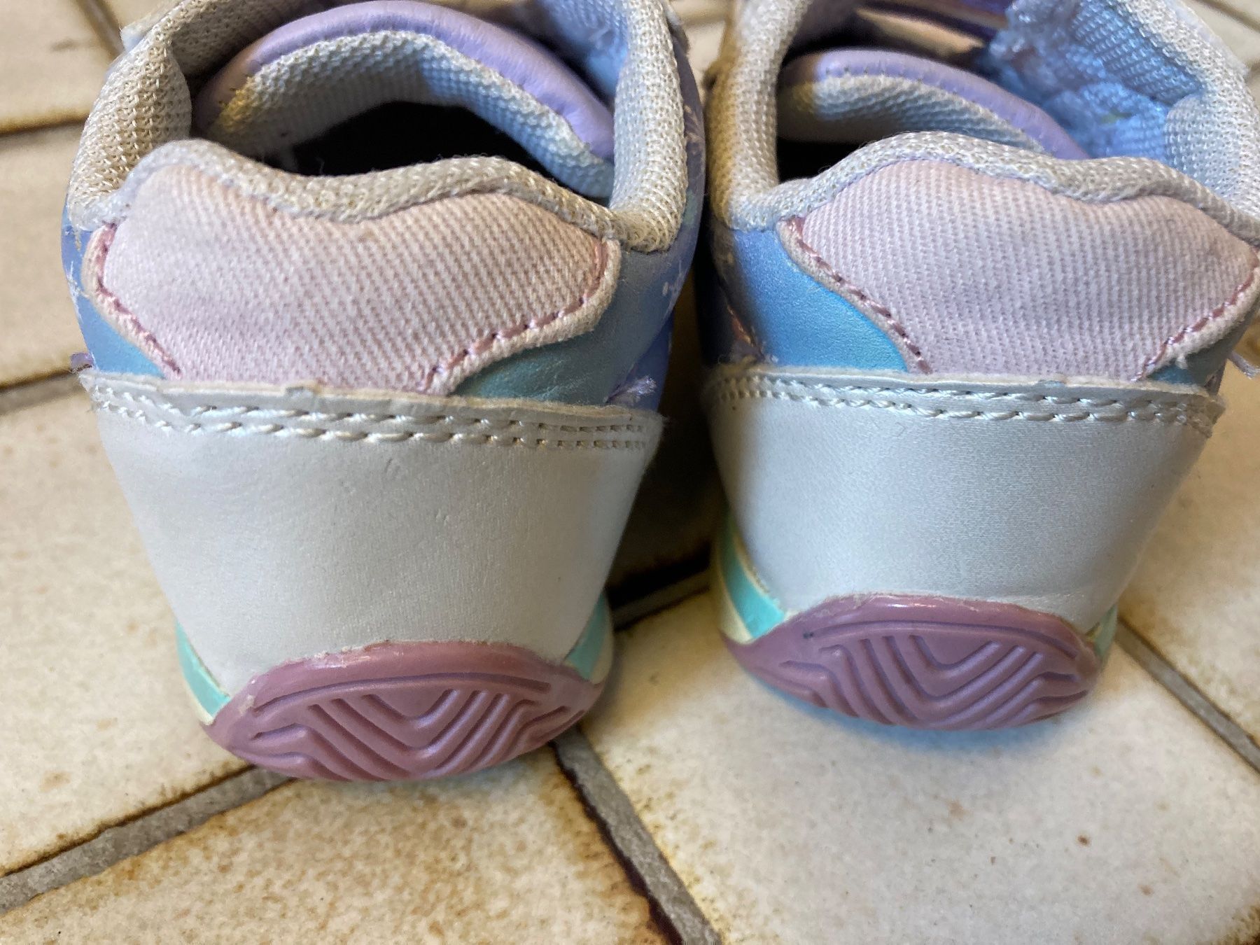 Scarpe per ragazzi: Anna und Elsa Babyschuhe Gr. 22 – Usato da Emmenbrücke venduto da JJ_89 2