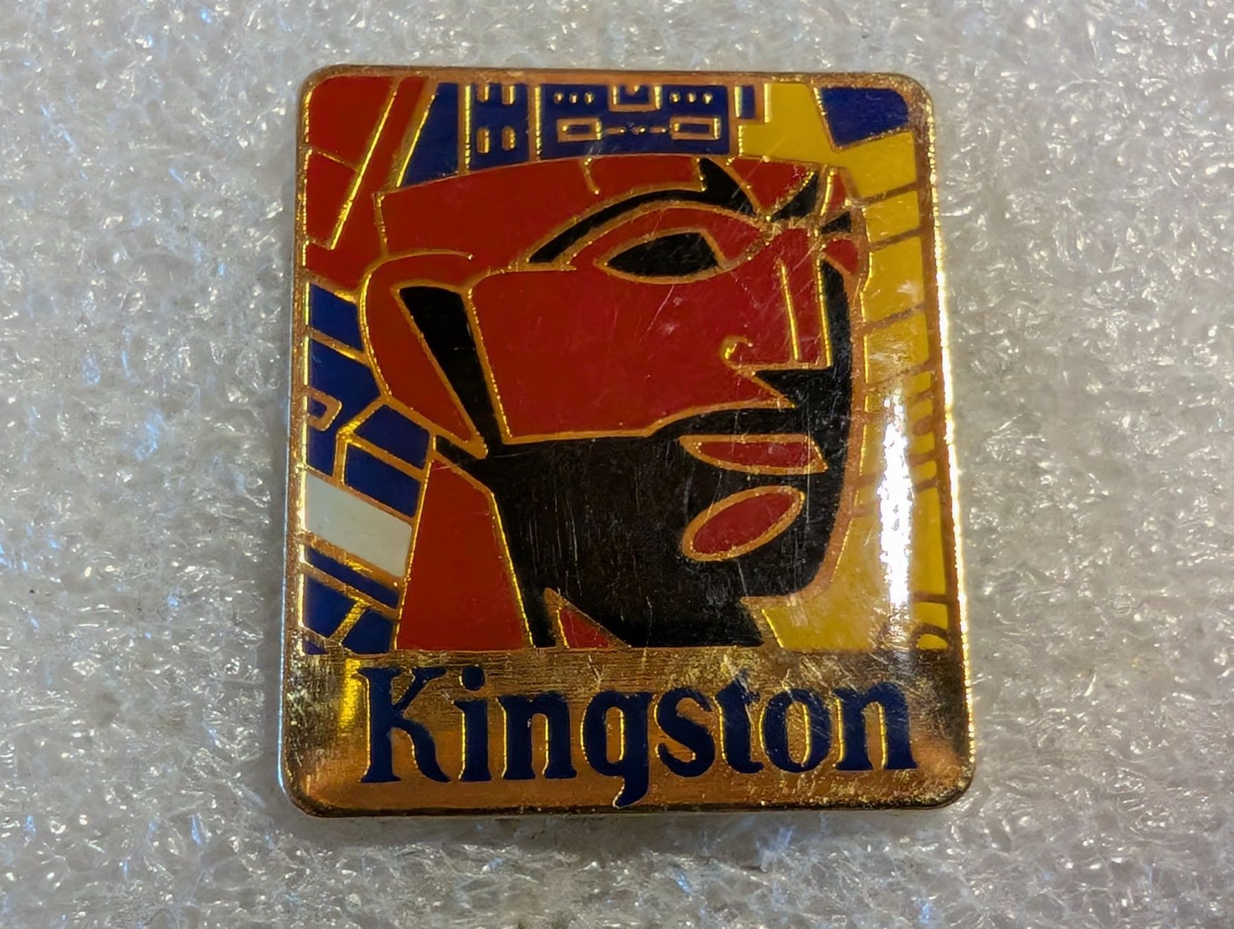 Placchette & Badge: Ansteckpin 93: Kingston – Usato da Oppligen venduto da Pin-Fall-Shop