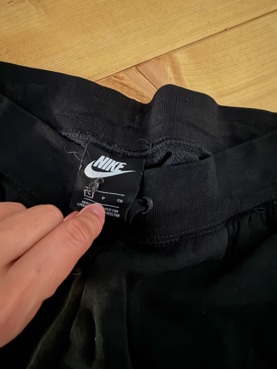 Nike Pantaloni: Nike Jogginghose schwarz Grösse S – Usato da Tüscherz-Alfermée venduto da Josydem 1