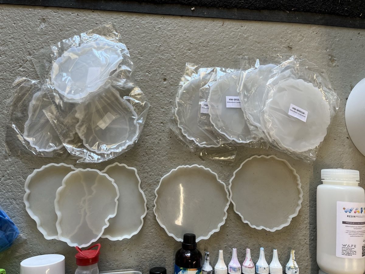 Bastelsets: Epoxidharz mit Zubehör und Formen – Gebraucht aus Affoltern im Emmental von Zougg 2