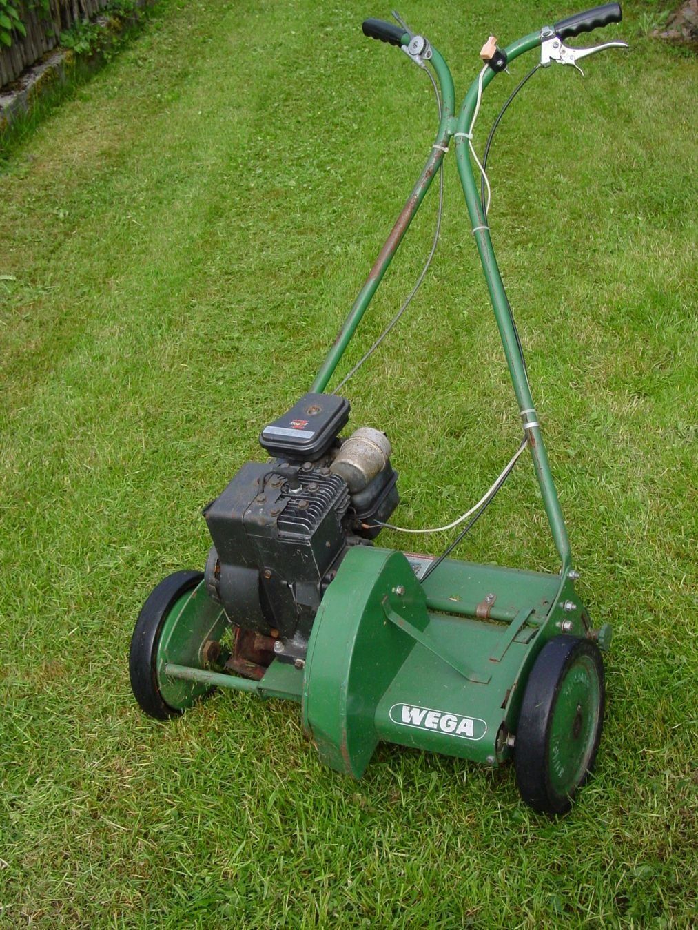 Tondeuses à gazon: Spindelmäher mit Walze von Wega Benzin – D'occasion à Dietwil par rodeoch
