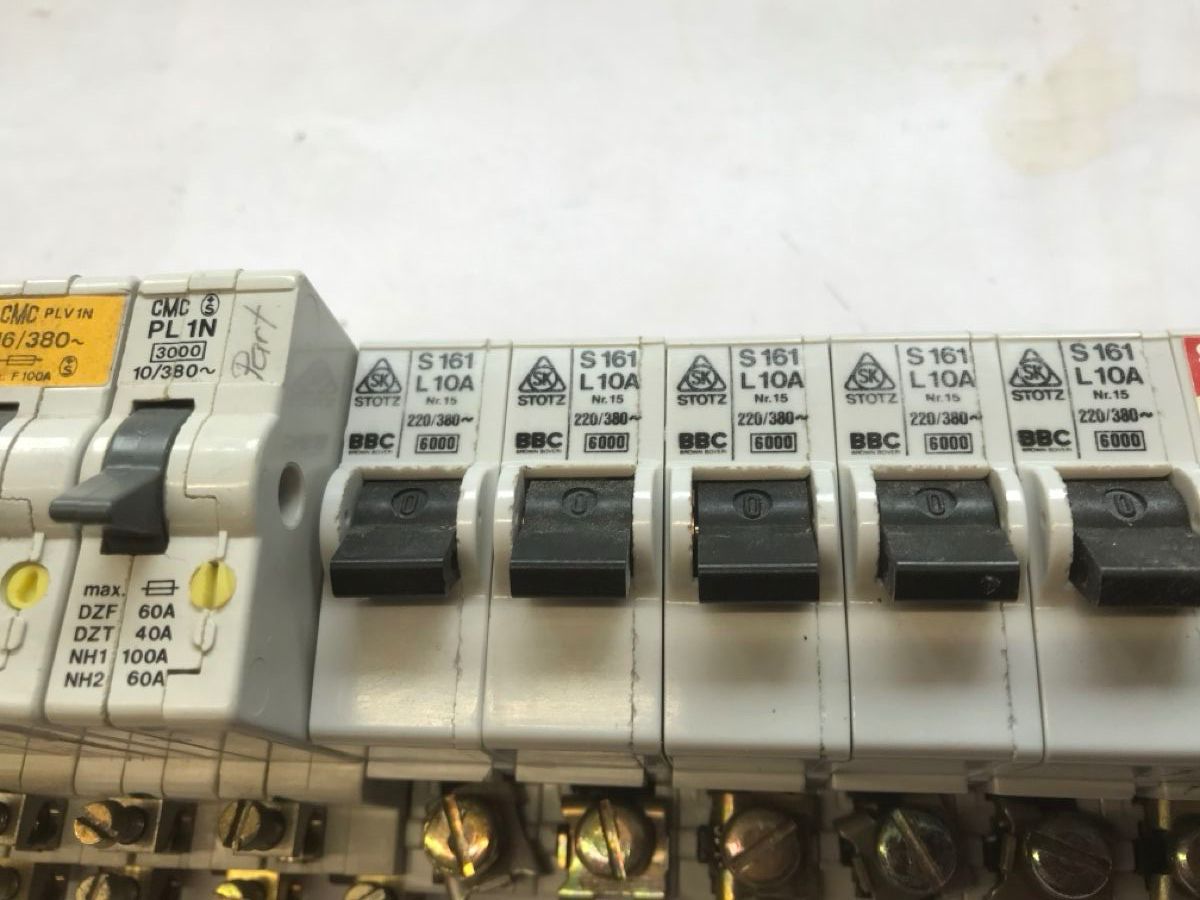Elektronikbauteile: Sicherungsautomaten – Gebraucht aus Küblis von hypofacto 2