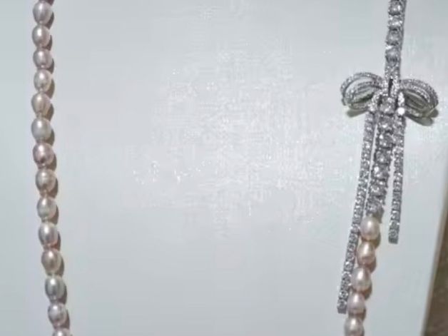 Catenine: Collier perles avec Noeud en Zircons – Nuovo e nell'imballaggio originale da St-Maurice venduto da Sandrinette123 2