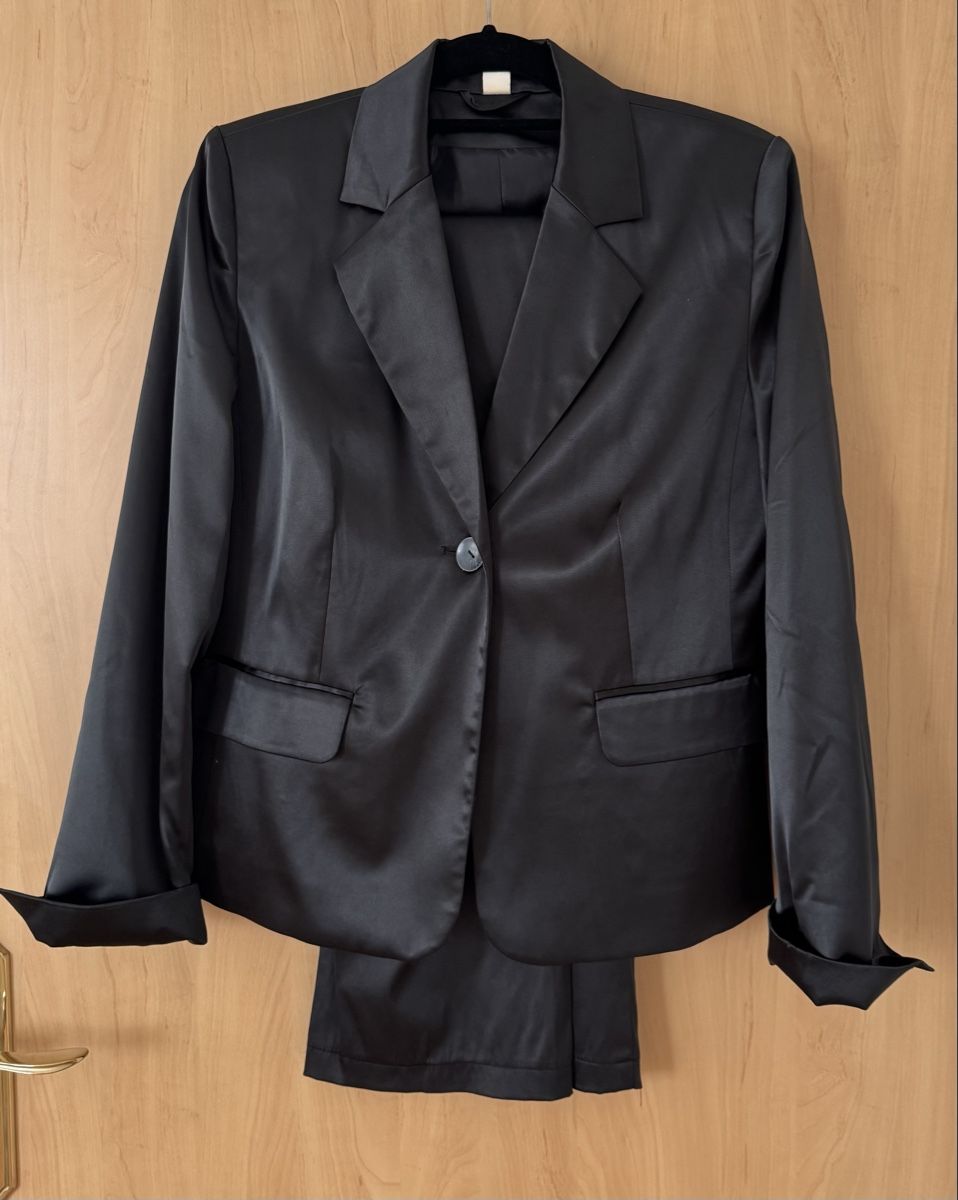 Completi & Tailleur: Schwarzer Satin-Hosenanzug – Usato da Lachen SZ venduto da artbyblondangel 6