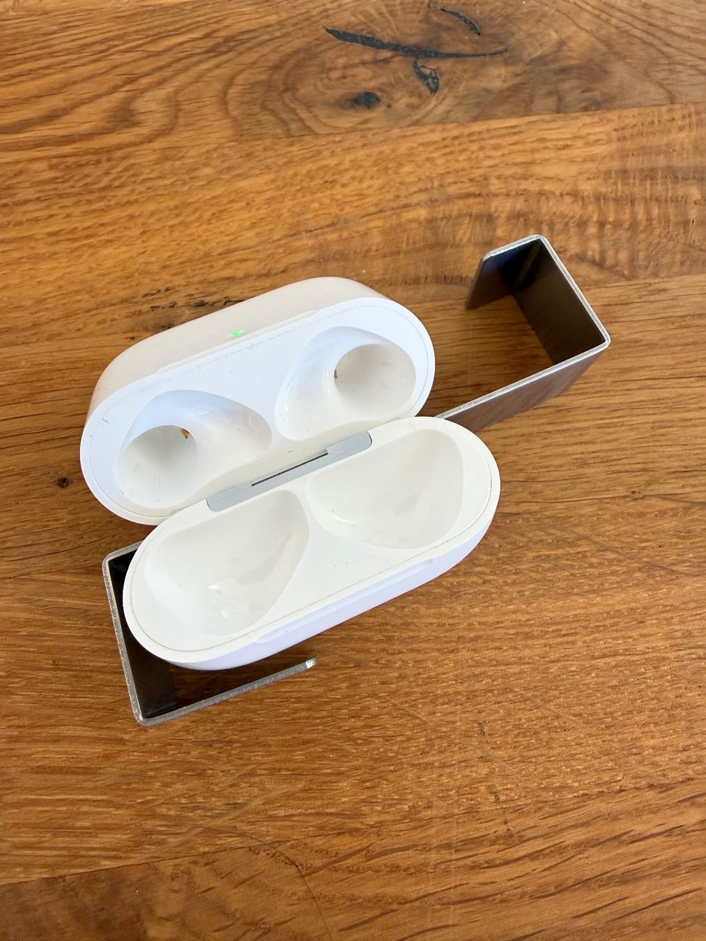 Apple Cuffie: APPLE AirPods 4 Charging Case ANC – Usato da Lausanne venduto da Nine1982 2