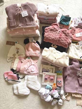 65-teilig Babykleidung Set + Socken und Mützen