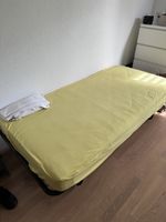 Bequemes Bett mit Matratze 