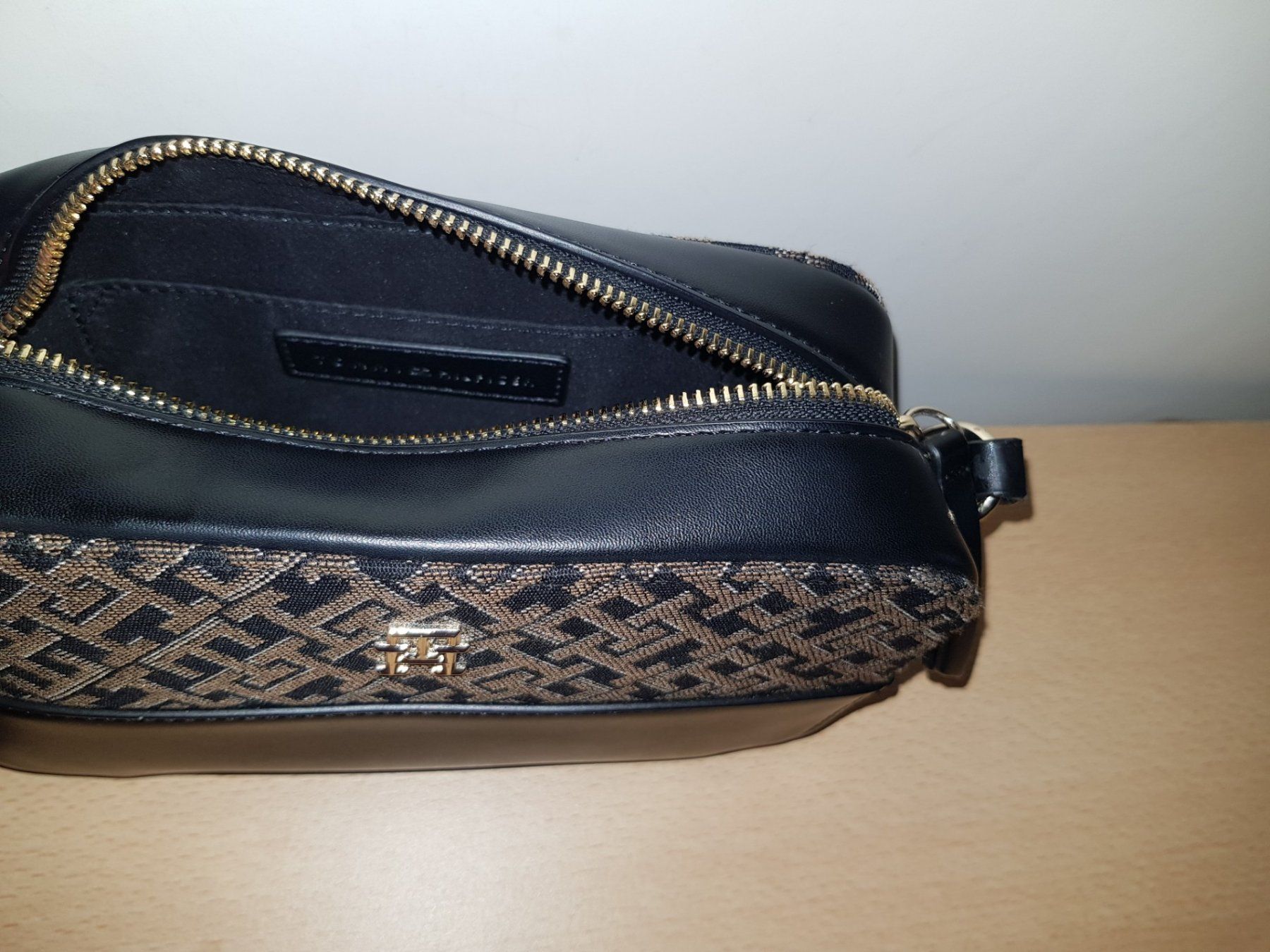 Tommy Hilfiger Borse da donna: Tommy Hilfiger Umhängetasche – Usato da Basel venduto da Birs868 6