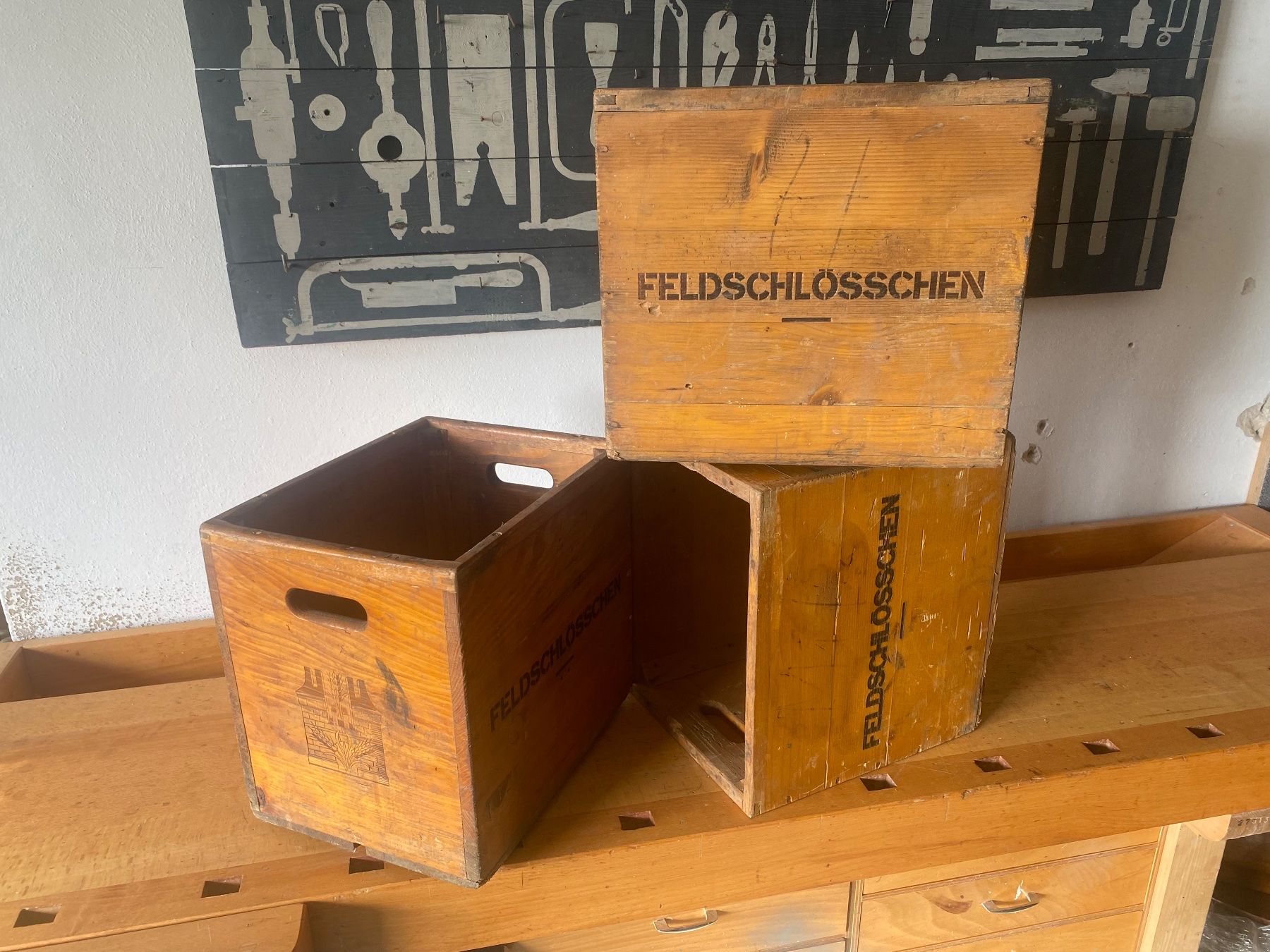 Casse di vino e birra: Schöne alte Feldschlösschen Bier-kisten – Usato da Seewen SO venduto da Nordic-Old-Fashion