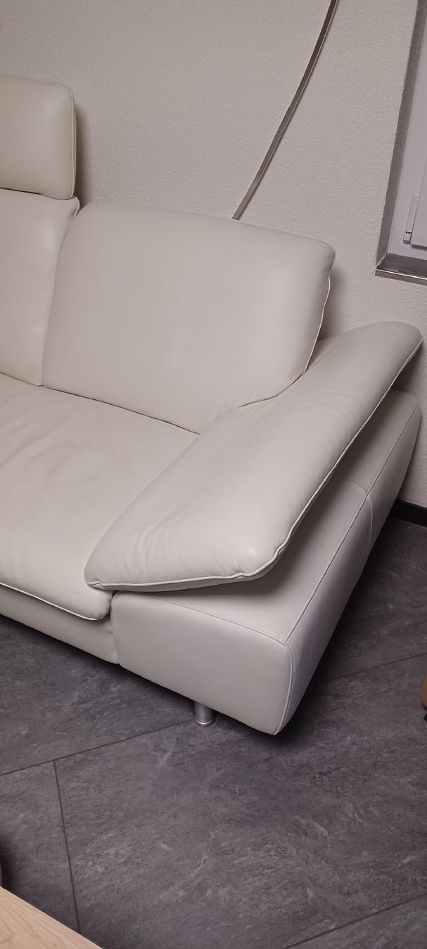Divani: Ecksofa W.Schillig weiss Leder, 255x185cm, mit Hocker – Usato da Dürrenäsch venduto da Uliu 1