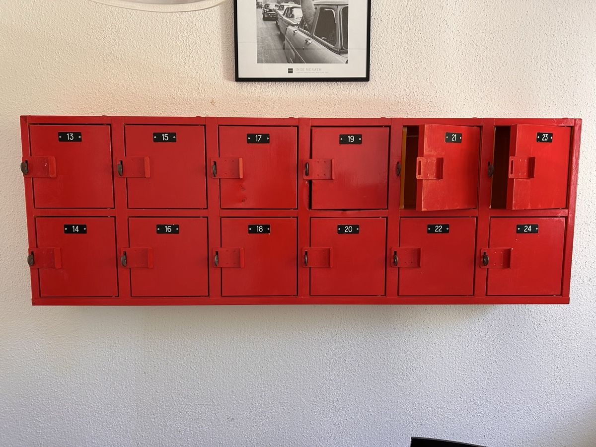 Armadi: Metallschrank mit 12 Fächern Rot nummeriert – Usato da Zürich venduto da cfaeh