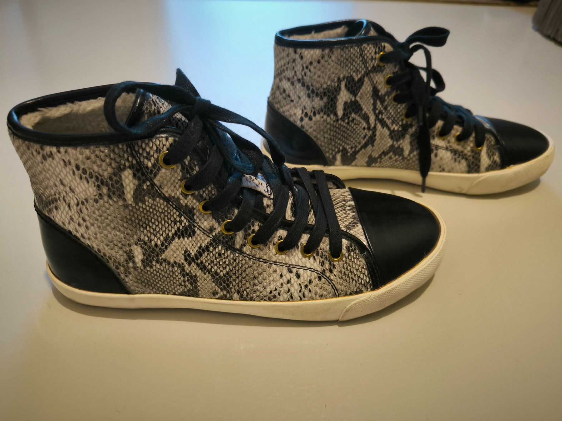 Kurt Geiger Scarpe da donna: Kurt Geiger Sneaker mit Schlangenmuster EU38 – Usato da Wallisellen venduto da C_DM
