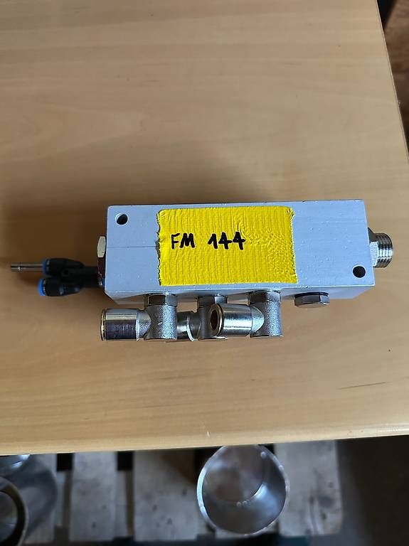 Alimentazione elettrica: Pneumatik Verteilerblock mit diversen Anschlüssen – Usato da Appenzell venduto da OcclineGmbH 1