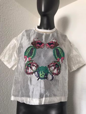 Sommerliches Shirt mit gestickte Muster Gr S - M Neuwertig