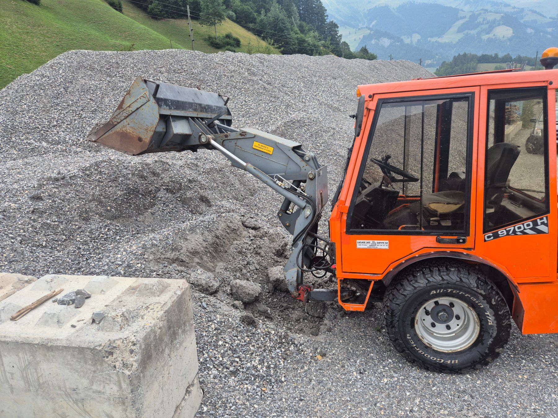 Chargeur de ferme: Frontlader 3 Punkt inkl. Schaufel – D'occasion à Kandergrund par 07071963 4