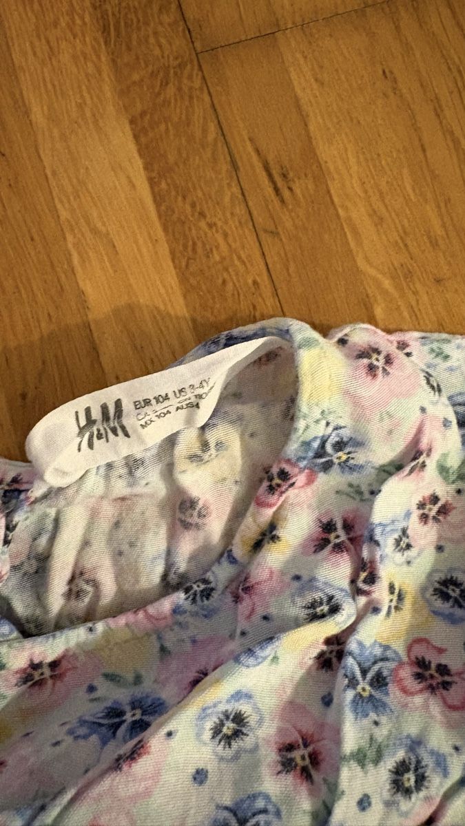 H&M Vestiti & Gonne: Sommerkleid Blumen Grösse 104 – Usato da Stäfa venduto da sch_m7kj 1