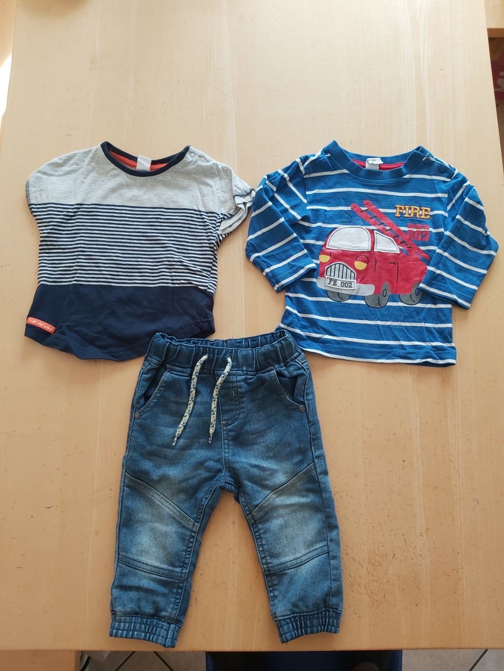 Lotti & Set di vestiti: Hosen, pulli, T-shirt Gr.74 junge – Usato da Disentis/Mustér venduto da epa_862v