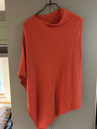 Damen Poncho in rot asymmetrischer Schnitt neuwertig