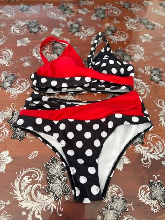 Neu Bikini Tupfenrot Schwarz Grösse L/XL neuwertig
