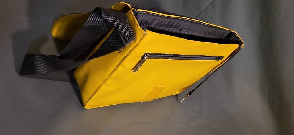Sonstige Kleidung & Accessoires: Gelb-schwarze Umhängetasche – Gebraucht aus Curio von mia_vb5z 1