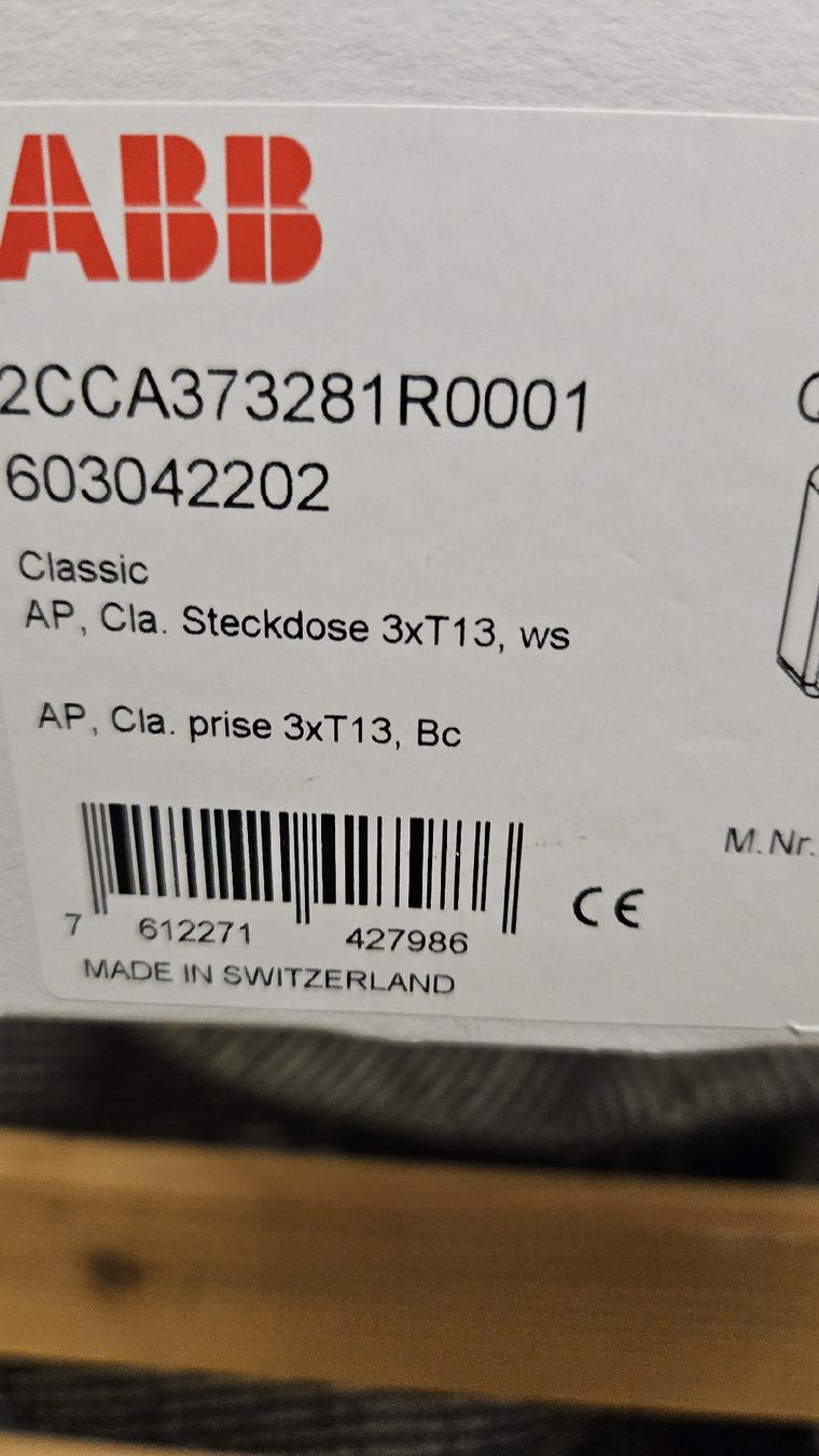 ABB Spine: 4xABB Classic AP Steckdose 3xT13, ws,  2x ABB Lichtschalter – Nuovo e nell'imballaggio originale da Binningen venduto da Valentina.23