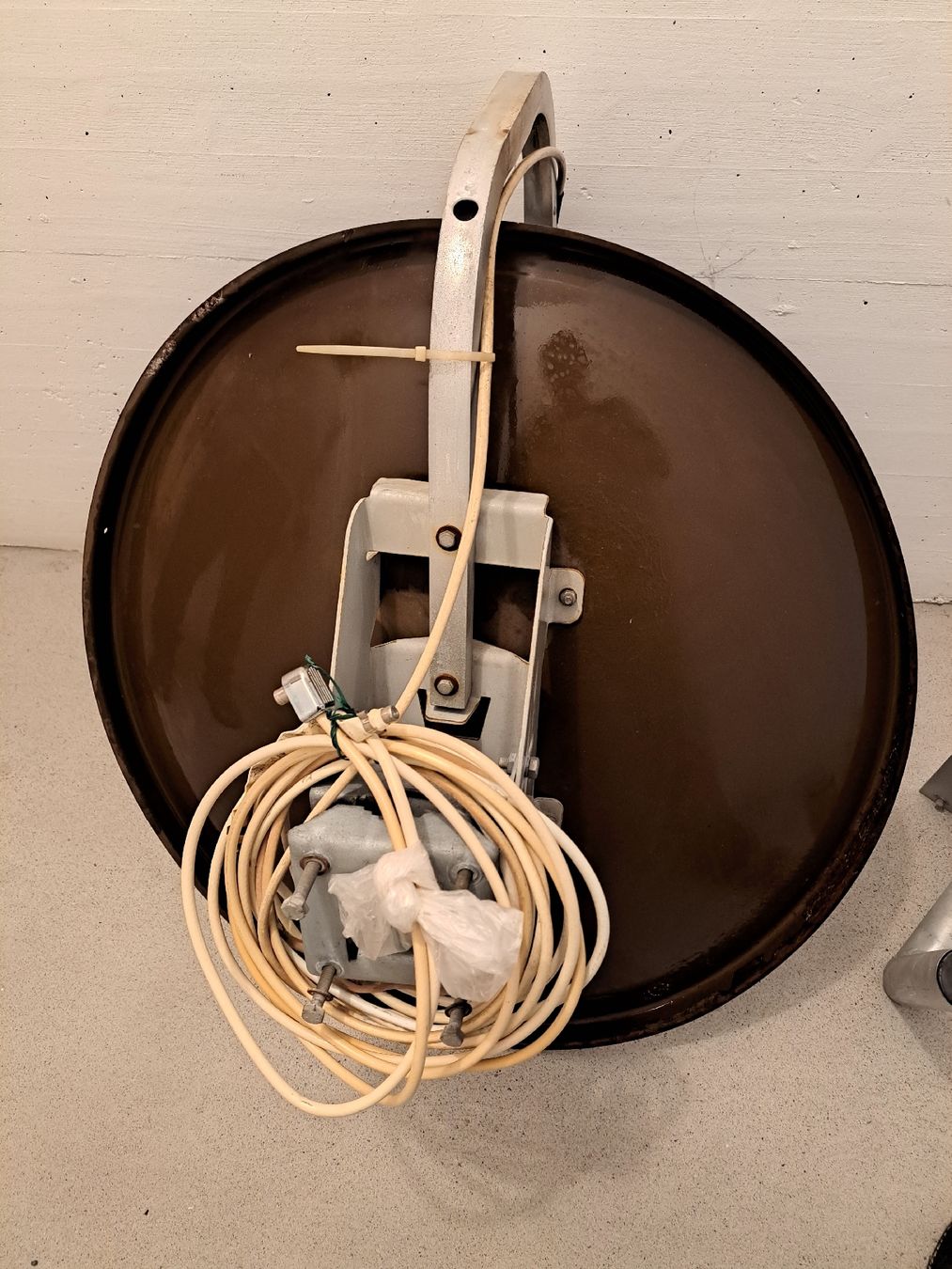 Satellitenschüssel: Gut erhaltene Satellitenschüssel mit Halterung – Gebraucht aus Zuerich von Mocambo19 5