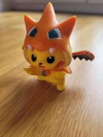 Pikachu Figur im Glurak-Kostüm