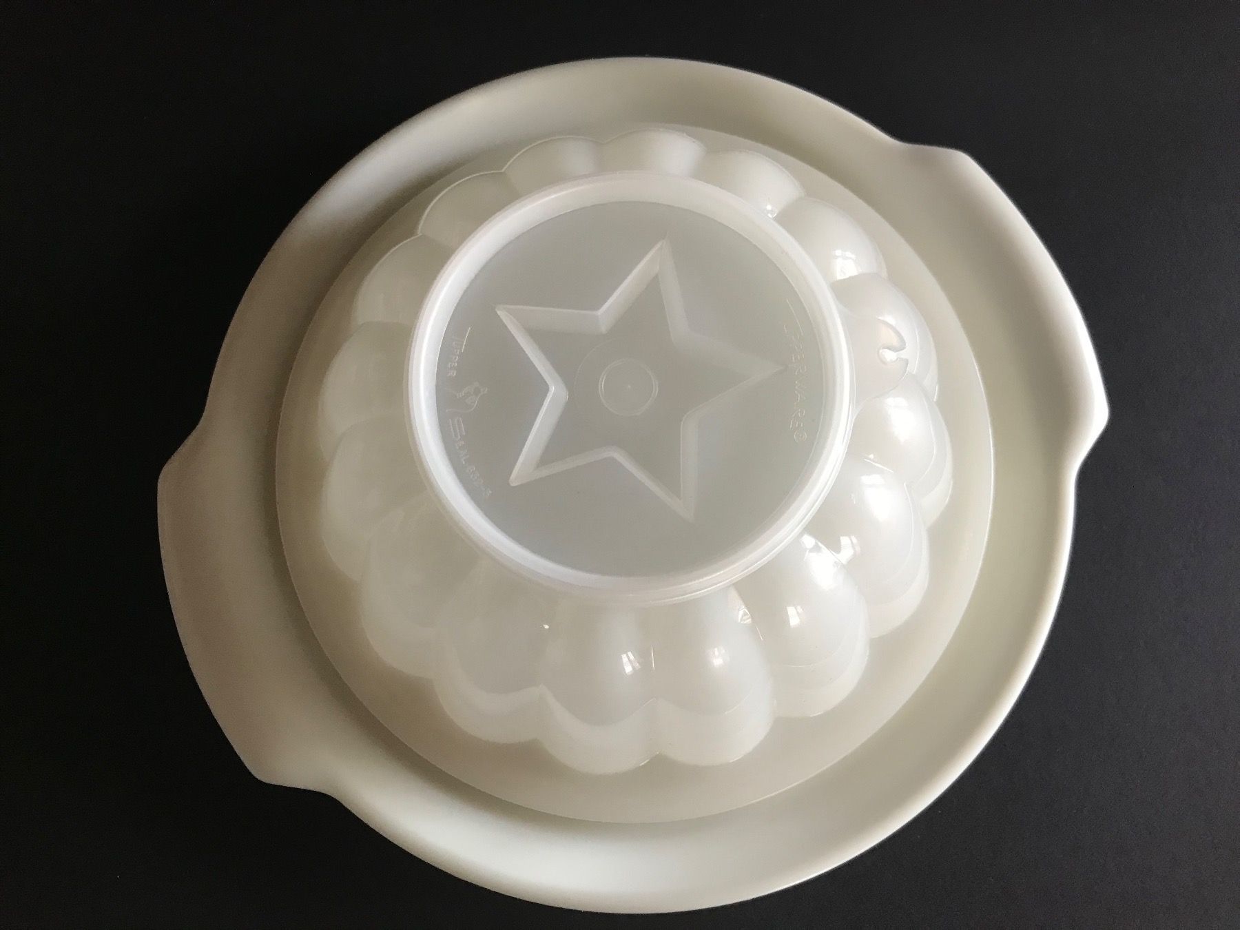 Contenitori & Simili: Puddingform TUPPERWARE Griess-/Milchreisform Sülzeform_1/2 – Usato da Däniken SO venduto da allerlei54 2