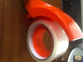 Praktischer Klebebandabroller mit 2 Rollen Klebeband
