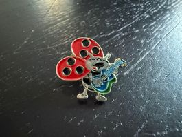 Süsser Marienkäfer Pin / Anstecker mit Gitarre, Top!