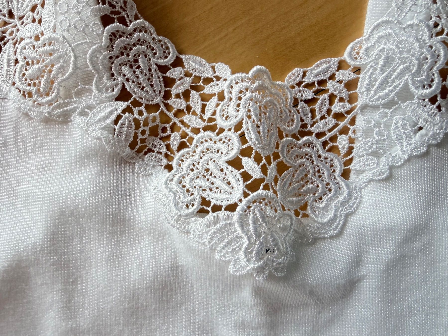 Migros Altra biancheria intima: 2 Hemdchen 1x mit BH Form, weiss Grösse 38 – Usato da Wallbach venduto da 10merlin 1