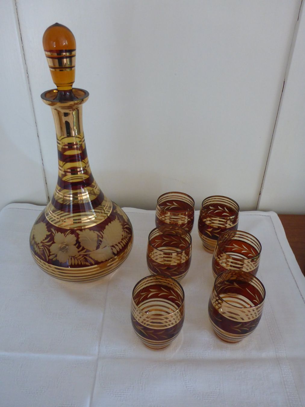 Caraffe: Alter Dekanter mit 6 Gläser bernsteinfarbig – Usato da Zürich venduto da leia12 1