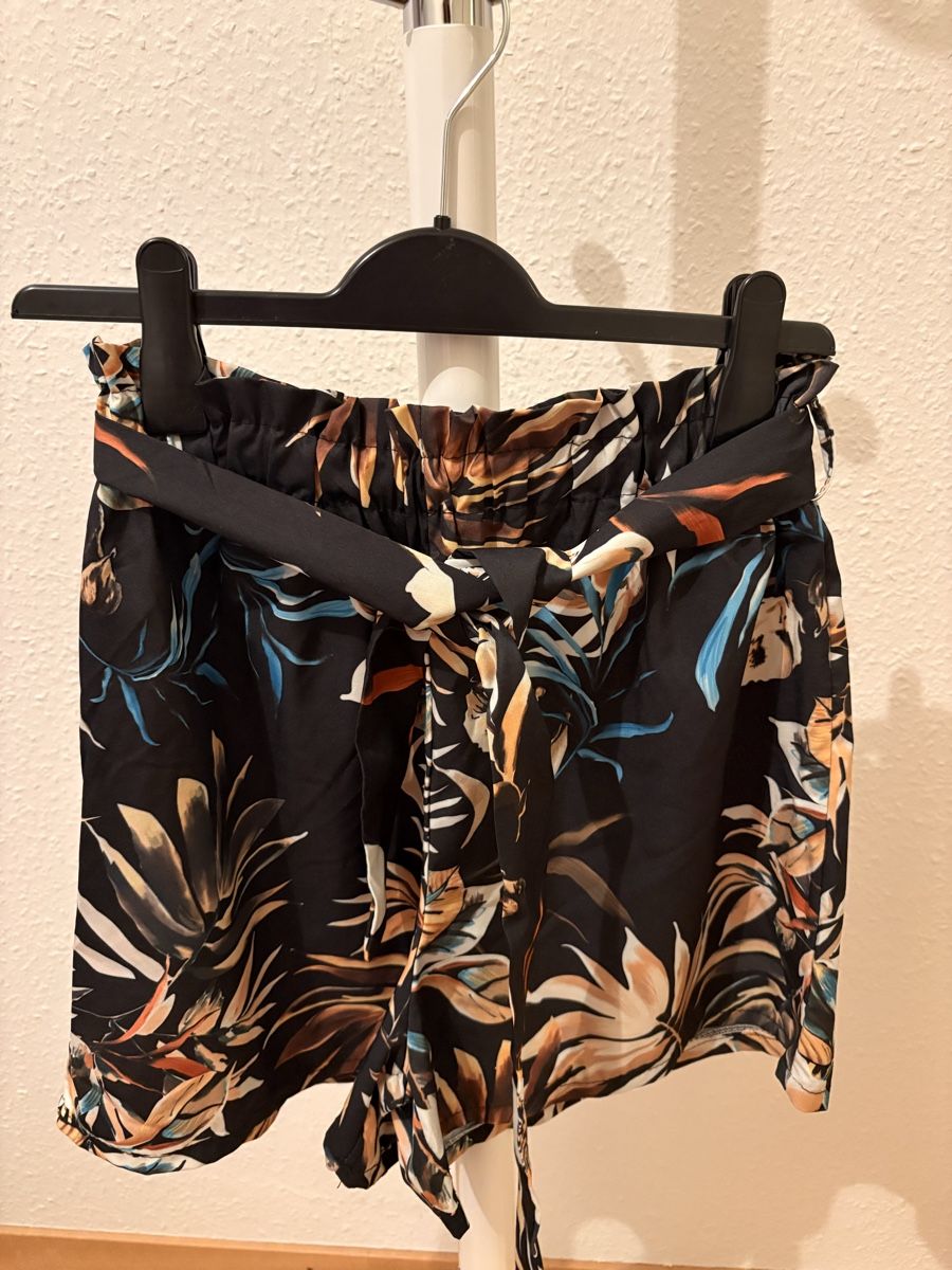 Pantaloni: Shorts noir avec motifs  – Usato da Chêne-Bougeries venduto da bru_bs9n 1