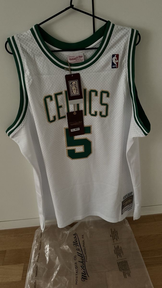 Mitchell & Ness Maillots de corps & Pantalons: Garnett MITCHELL & NESS SWINGMAN JERSEY Neu – Neuf avec emballage d'origine à Rümlang par Dripsale