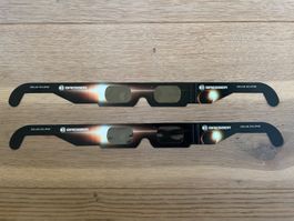 Zwei Sonnenfinsternis Brillen