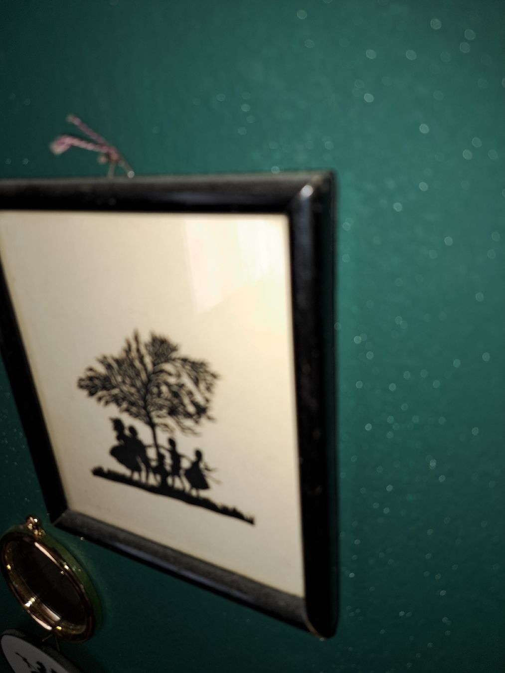 Grafiken & Lithographien: Scherenschnitt-Bild, Kinder unter Baum, gerahmt, antik – Gebraucht aus Kölliken von Upcycling-by-Mc-TAM 1